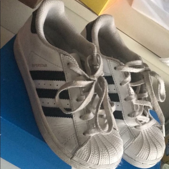 le adidas usato per i bambini da 1 poshmark superstar le adidas usato per i bambini da 1 poshmark superstar